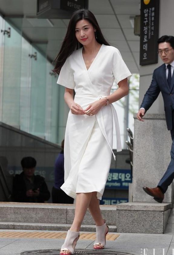 全智贤产后1个月就拍广告，身材也太好了吧！