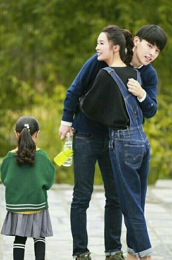 邓论为李沁洗手超有爱 霍思燕在一旁道出背后