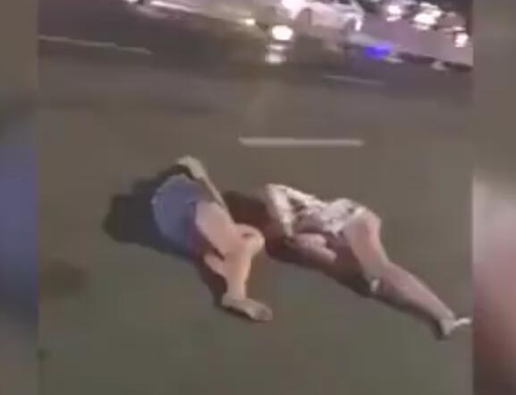 实拍: 广东两女子喝醉酒躺在路中, 不省人事, 看完好