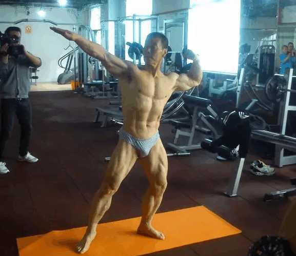 67岁的肌肉男,获中国健美功勋人物的称号