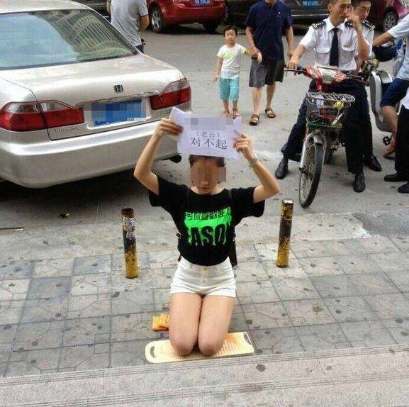 搞笑内涵:妹子,你这是掉哪个坑里了?赶紧回家换身衣服