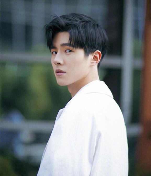 刘昊然变化大,从校服男神到成熟模样,你还喜欢吗?