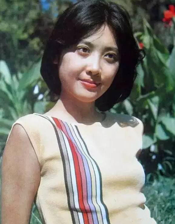 中国第一美女朱琳从青涩到晚年的照片,如今65岁依然