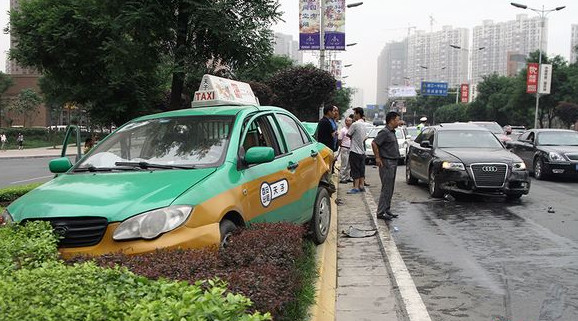 新车刚上路被交警拦下扣12分吊销驾驶证,车主