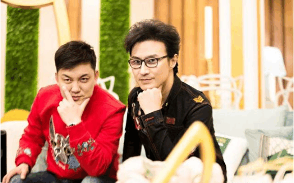 汪峰在怀念青春时, 已然面临中年秃头危机, 脱帽