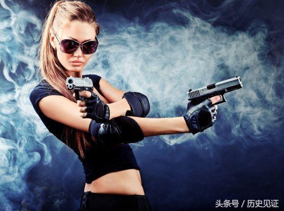 各种美女持枪写真原来美女们拿着枪也是很霸气的