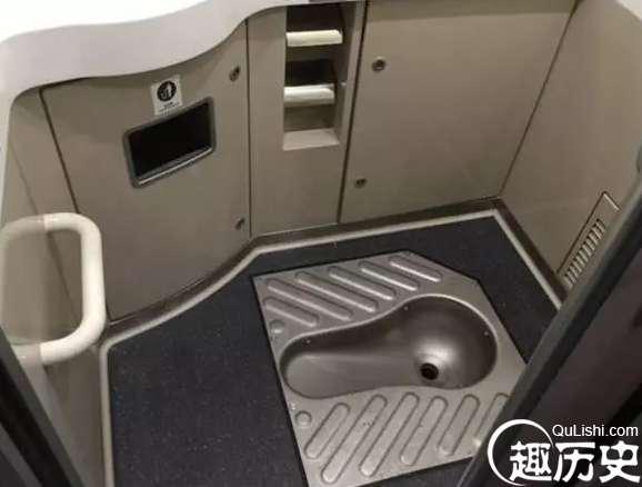 在飞机和火车上上厕所，排泄物都去哪了?!