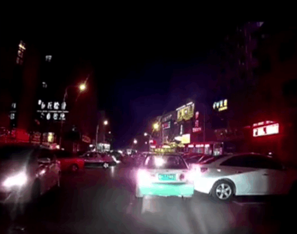 实拍: 美籍华人拿美国驾照在中国开车, 还敢指责