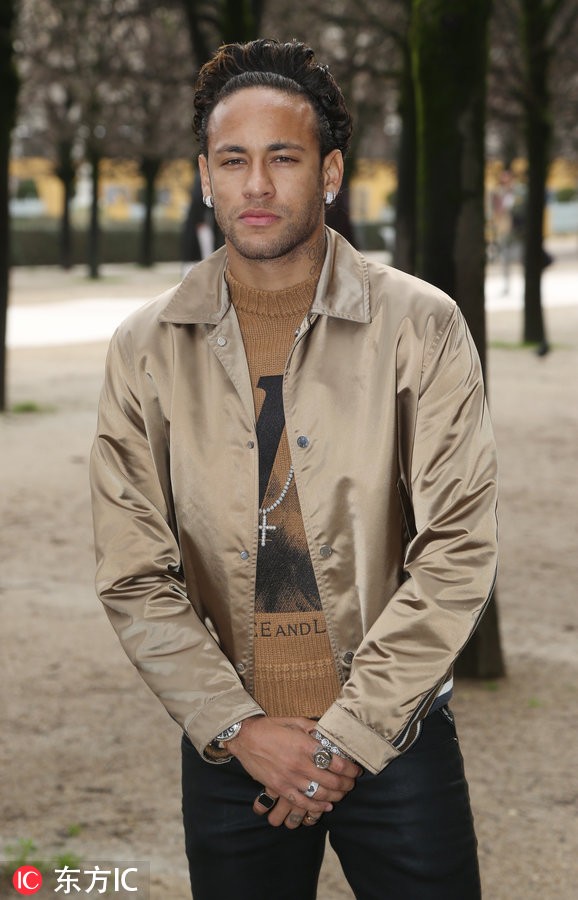 真帅哥经得住发际线考验!内马尔巴黎时装周 坏