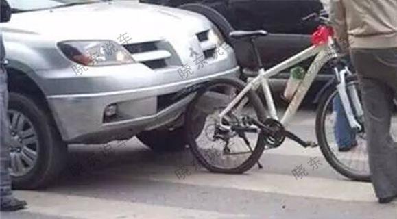 自行车撞毁汽车图集，来看有你自己的爱车吗？