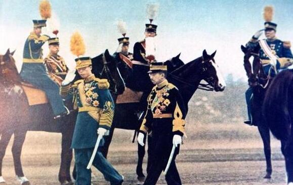 当年日本天皇裕仁请溥仪吃饭时,这个习惯却让所有日本人尴尬了