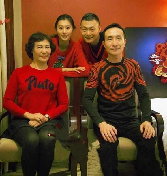 60岁巩汉林全家生活照, 差点与潘长江结亲, 儿子随爹儿媳貌美如花