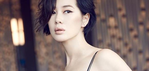 《敢死队2》中扮演女主Maggie的她，真的和朱莉一样的性感