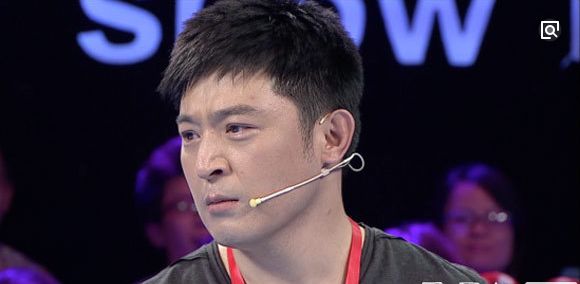 他16岁就参军，多次登上春晚，老婆低调貌美，结婚多年零绯闻