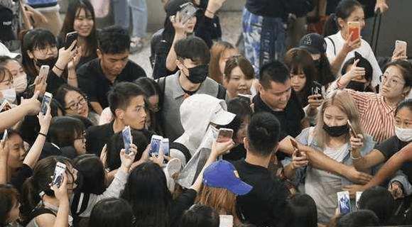 PGone被爆现状：众叛亲离，沦落老家酒吧驻唱，被观众认出赶下台
