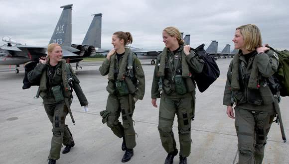 美国首位女性四星上将,她军人世家出身,服役33年后步入人生巅峰