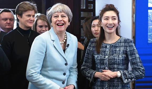 英国首相梅姨武汉行全程陪同翻译!演员江疏影英语这么强?