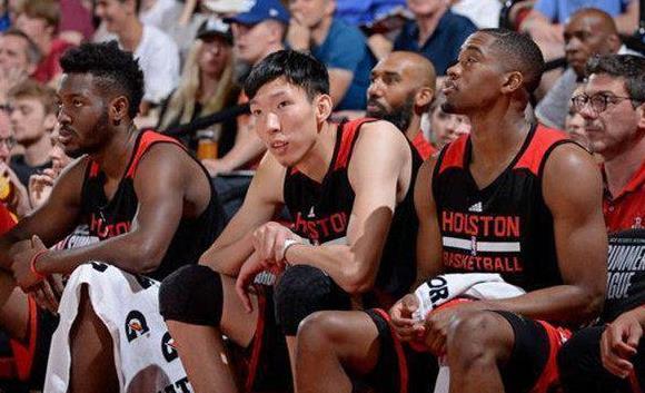 NBA替补席潜规则!球员按能力排座位,挥毛巾也