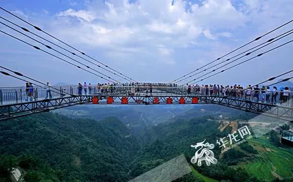 重庆首个5d玻璃桥景区下月开园,你敢去挑战吗?