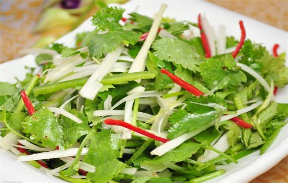 老虎菜是东北菜和川菜中一道有名的菜色,其所用食材无不猛烈,时时刻刻