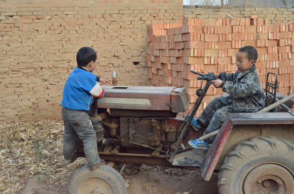 用镜头展示农村孩子快乐的童年,这里承载了他