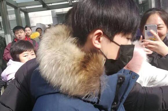 中戏艺考小鲜肉齐聚，易烊千玺吴磊现身人气高，粉丝盼同班