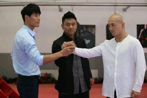 昆仑决掌门人姜华鼓励魏锐之后又鼓励铁英华,