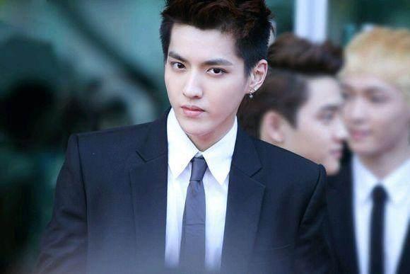 吴亦凡穿西装到底有多帅,一百分已经不够了 _张家口在线