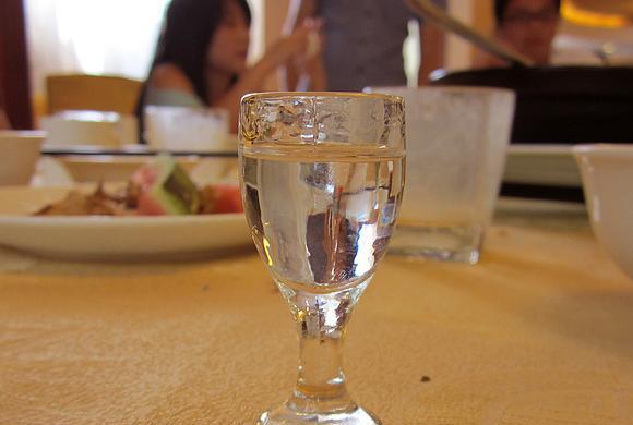 加点水就能把白酒度数变低吗?白酒降度可不是