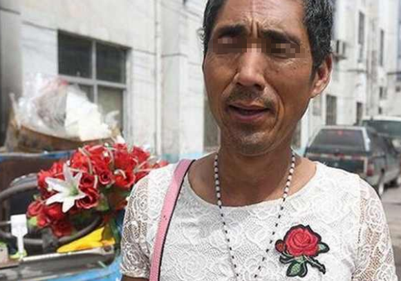 不知两人是日久生情还是什么原因,相似的命运,让两位老汉走到了一起