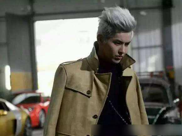 在冯小刚导演的《老炮儿》中吴亦凡则饰演叛逆不羁的小飞,本来外形就