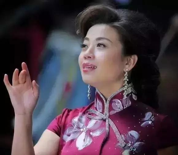 民歌花旦张也,用70件旗袍,惊艳诠释何为旗袍女王!