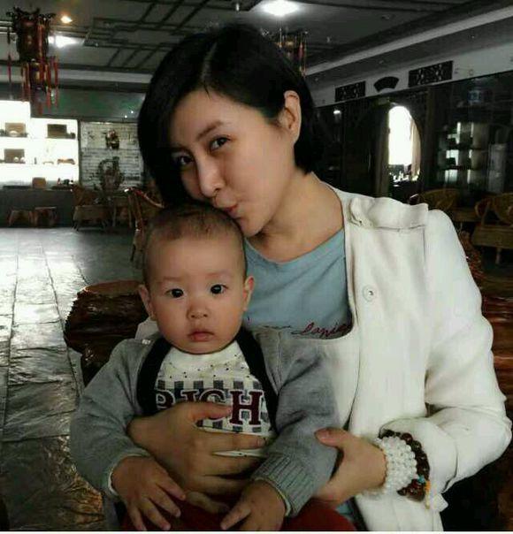 原来39岁王雅捷结婚11年了，老公也是演员，如今儿子长得像爸爸