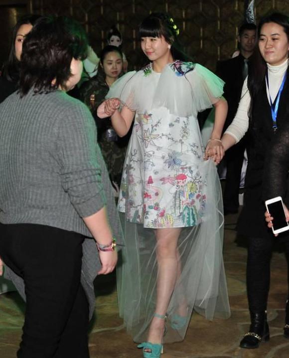 她是杨俪萍的外甥女, 18岁不读书, 老少恋