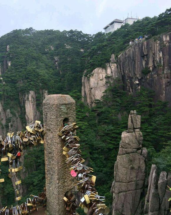 烟雾缭绕的黄山,数不清的同心锁