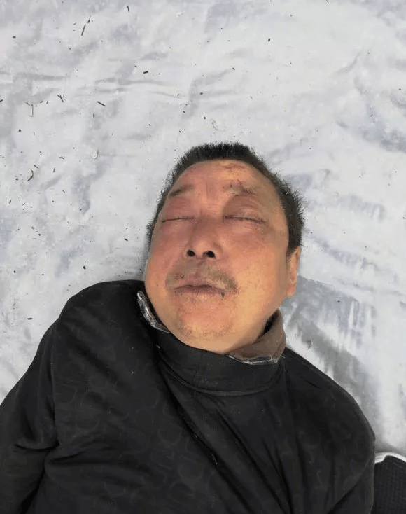 南阳唐河一男子路边因病死亡, 急寻家属!
