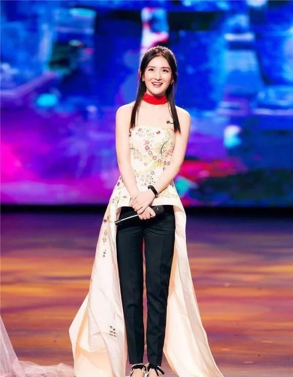 泰国男人整容成谢娜的样子,大家看看像不像了