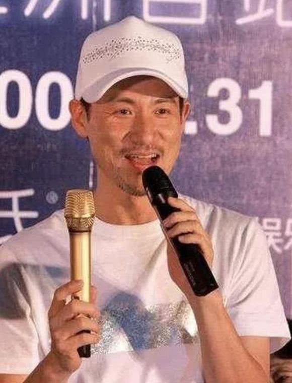 明星的麦克风有多厉害？镶钻的，邓丽君用过的，就她的两头都能唱