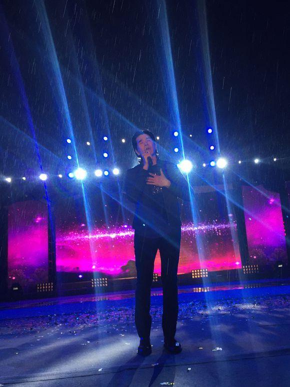 57岁费翔现状凄惨无比，到小县城开演唱会简陋不堪还要淋雨唱歌！