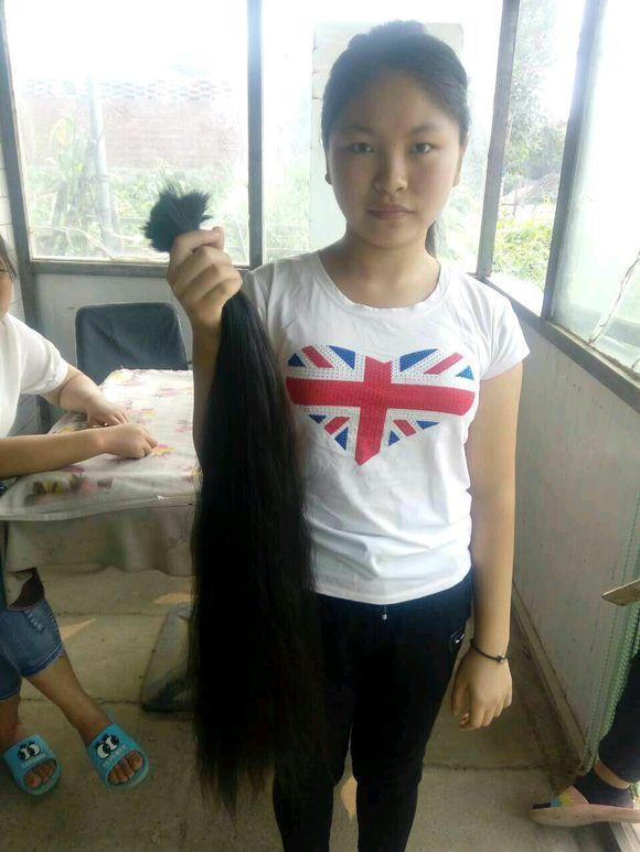农村女孩剪掉自己的长头发是什么样子的? 有点俏皮