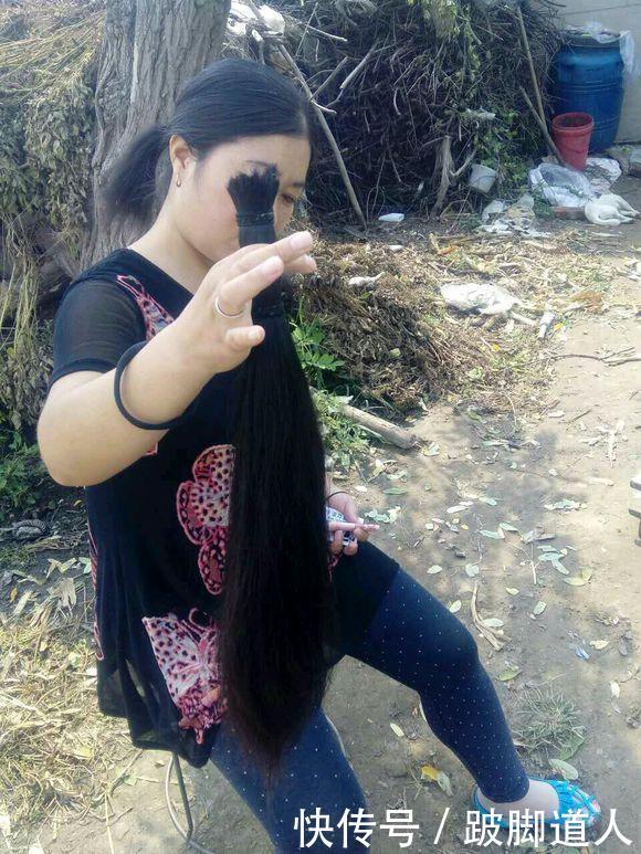 农村女孩剪掉自己的长头发是什么样子的?有点俏皮可爱