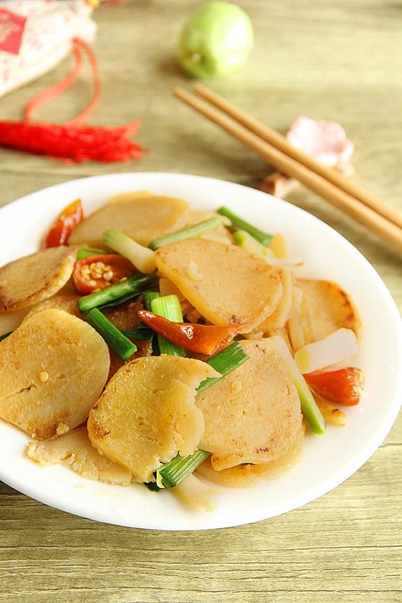 米豆腐好吃又美味的做法:青蒜苗炒米豆腐简单有下饭一个字"