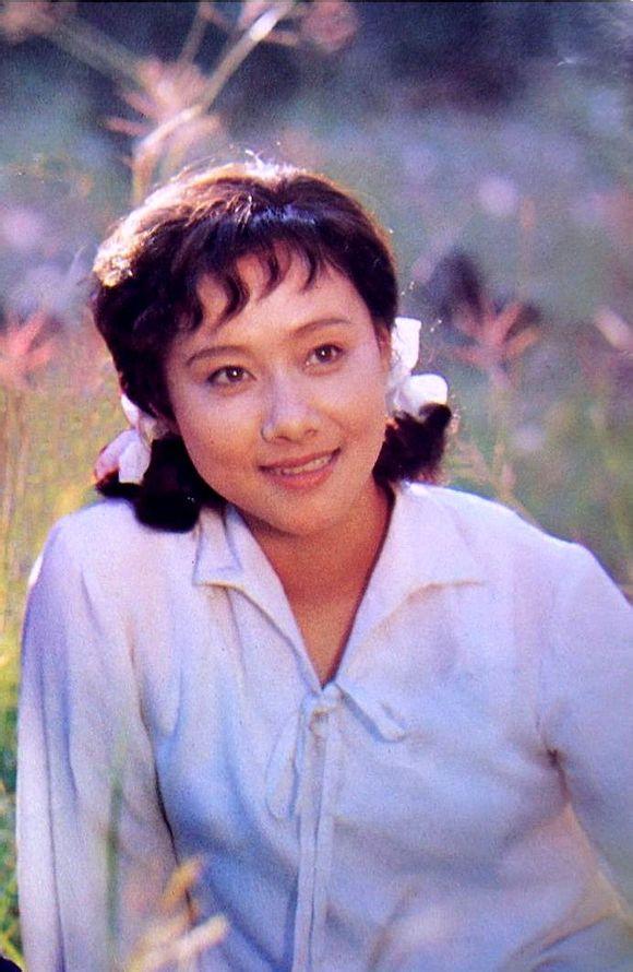68岁黄梅莹因《渴望》成名 与丈夫金鑫恩爱37年 儿子做摄影!