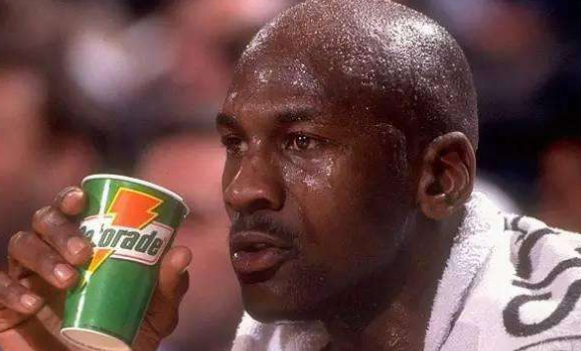 NBA比赛时球员喝什么饮料?佳得乐无限畅饮,汤