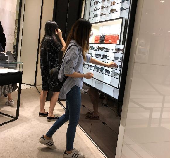 吴尊老婆侧颜照曝光,黑色格子裙带max逛商场,看背影也