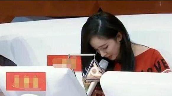 选手在节目中大胆调侃杨幂脚臭,杨幂低头闻脚