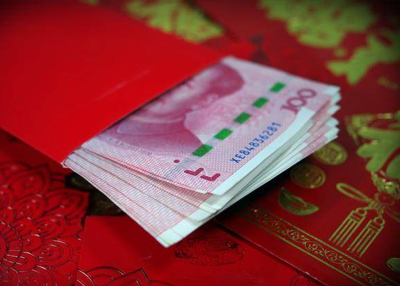 过年我送外甥5000,嫂子给女儿一个红包,打开后决定老