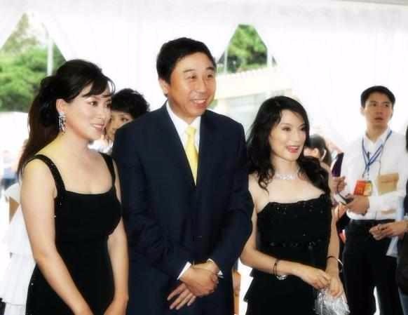 60岁冯巩全家福曝光 和妻子结婚33年没吵过架