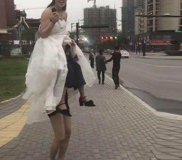 街头两米高女巨人卖唱,吸引不少路人眼光,结果被人当众拆穿