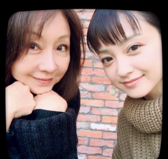 没人信她生两胎曾离婚！36岁安达佑实素颜穿校服仍像少女